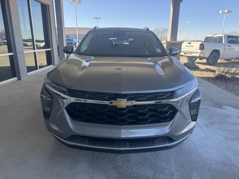 Used 2025 Chevrolet Trax LT w/ LT Convenience Package image 4