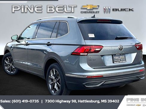 Used 2022 Volkswagen Tiguan SE FWD image 2
