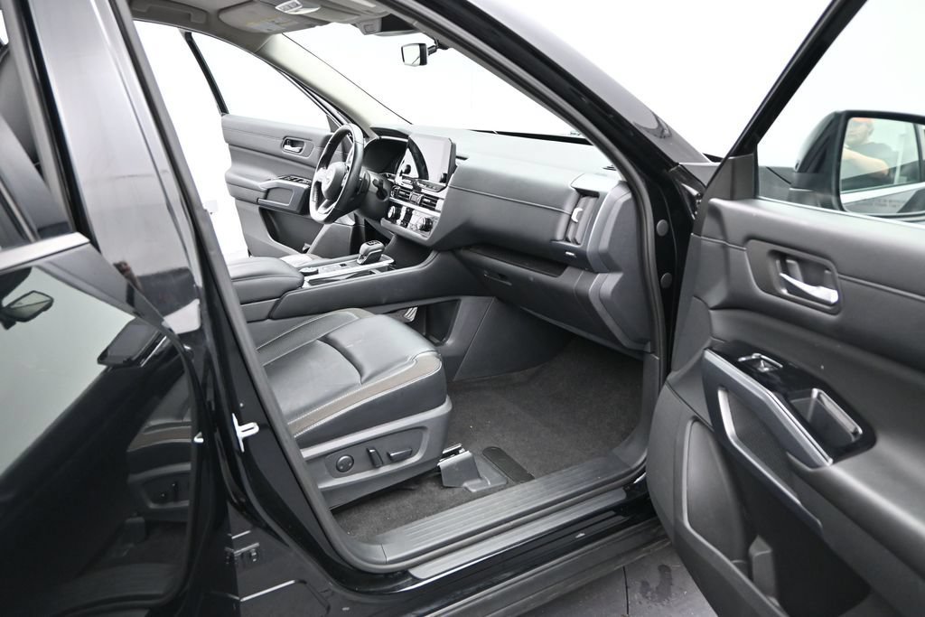 Used 2023 Nissan Pathfinder SL AWD/4WD image 6