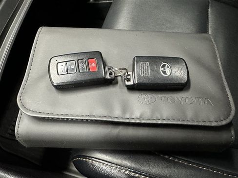 Used 2017 Toyota Highlander XLE AWD/4WD image 23