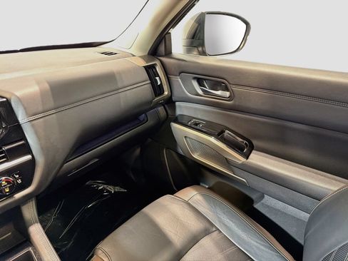 Used 2024 Nissan Pathfinder Platinum AWD/4WD image 23