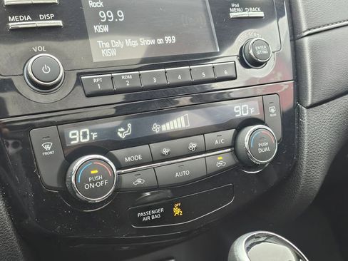 Used 2017 Nissan Rogue SV image 24