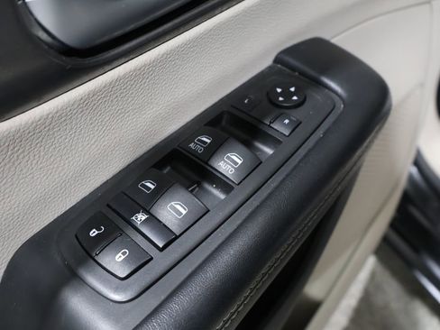 Used 2022 Chrysler Pacifica Touring-L image 14