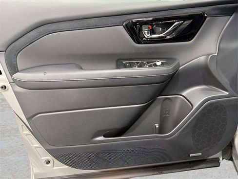 Used 2025 Subaru Forester Limited w/ Popular Package image 9