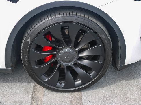 Used 2022 Tesla Model Y Performance image 11