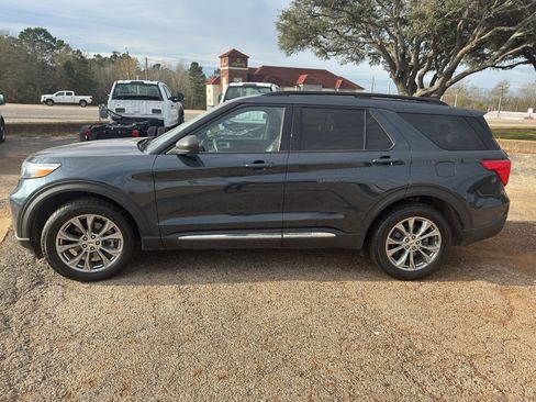 Used 2022 Ford Explorer XLT w/ Equipment Group 202A image 2
