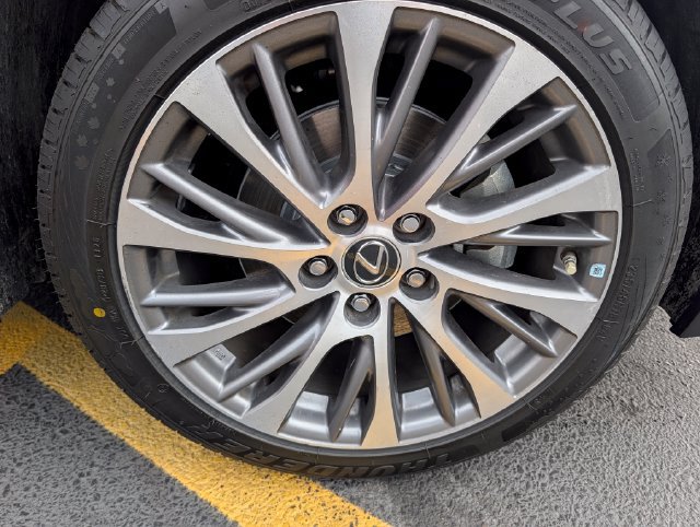 Used 2024 Lexus UX 250h FWD image 9