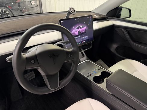 Used 2023 Tesla Model Y Long Range AWD/4WD image 16