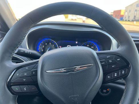 Used 2025 Chrysler Pacifica Limited image 31