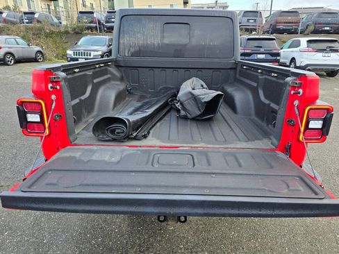 Used 2020 Jeep Gladiator Overland image 16