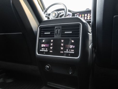 Used 2022 Porsche Cayenne Platinum Edition image 28