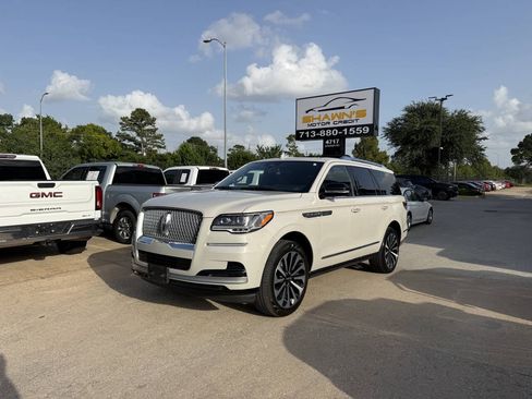 Used 2023 Lincoln Navigator Reserve AWD/4WD image 3