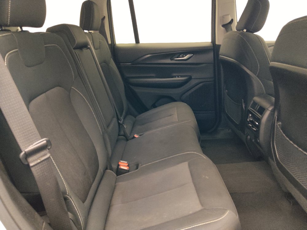 Used 2023 Jeep Grand Cherokee Laredo AWD/4WD image 19
