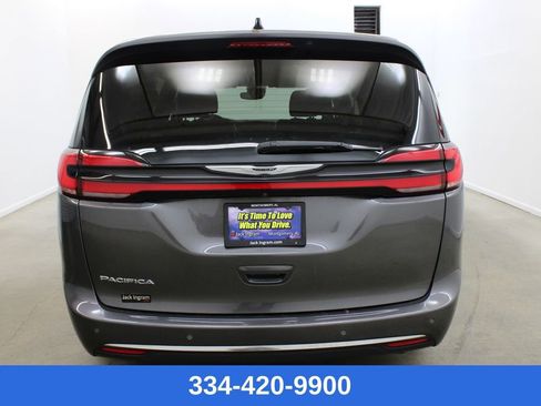 Used 2023 Chrysler Pacifica Touring image 3