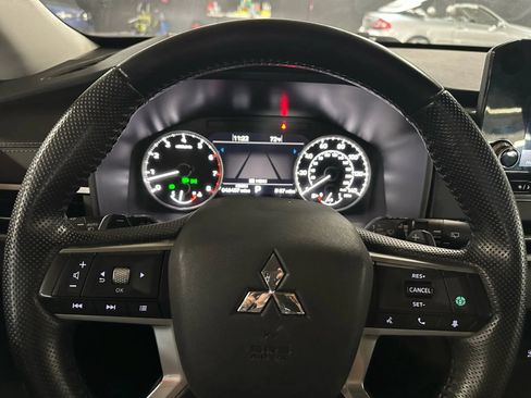 Used 2024 Mitsubishi Outlander FWD image 11