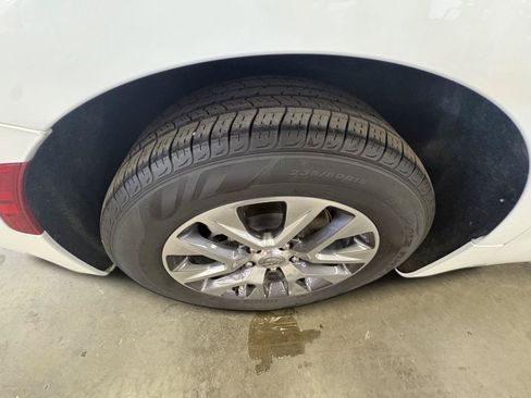 Used 2024 Chrysler Pacifica Pinnacle FWD image 13
