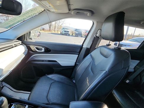 Used 2022 Jeep Compass Limited image 11