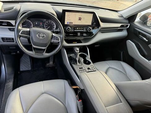 Used 2023 Toyota Highlander XLE image 2