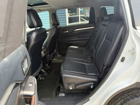 Used 2019 Toyota Highlander XLE AWD/4WD image 31