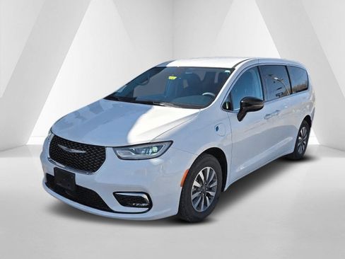 Used 2024 Chrysler Pacifica Select image 3