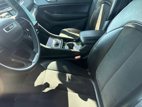 Used 2023 Jeep Grand Cherokee L Laredo image 6