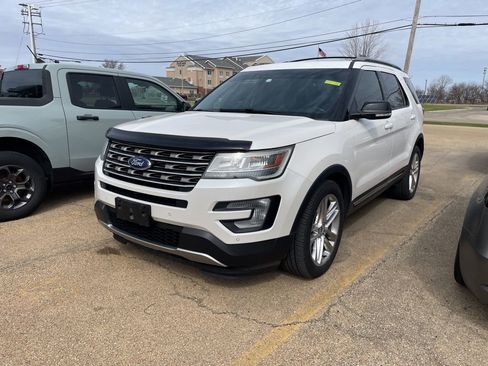 Used 2016 Ford Explorer XLT w/ Equipment Group 202A image 2