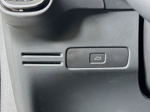 Used 2023 Volvo XC40 B4 Core w/ Convenience Package image 10