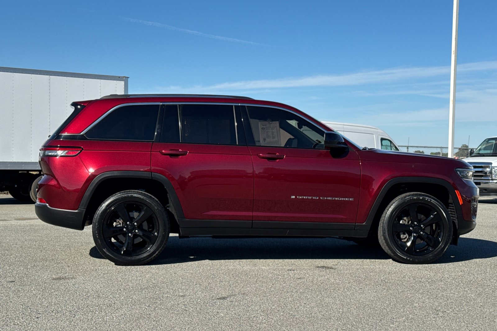Used 2023 Jeep Grand Cherokee Laredo AWD/4WD image 3