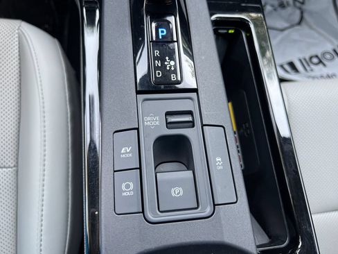 Used 2024 Toyota Prius Limited w/ Limited Premium Package FWD image 18