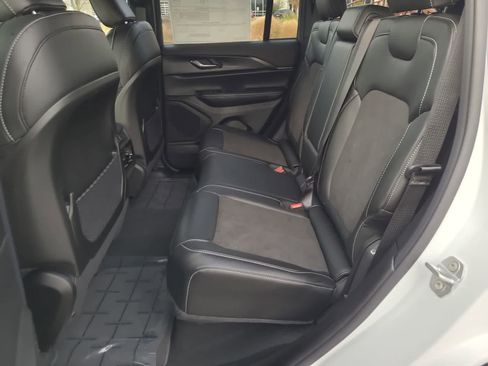 New 2025 Jeep Grand Cherokee Altitude image 21