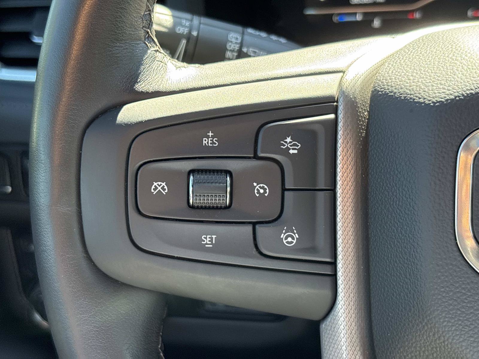 Used 2023 GMC Yukon Denali w/ Advanced Technology Package AWD/4WD image 19