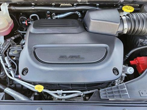 Used 2023 Chrysler Pacifica Touring-L FWD image 27