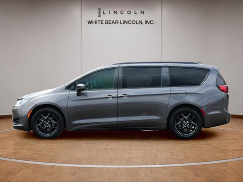 Used 2020 Chrysler Pacifica Limited w/ S Appearance Package FWD image 8