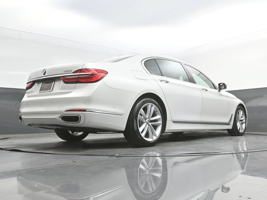 Used 2019 BMW 750i w/ Executive Package RWD image 46