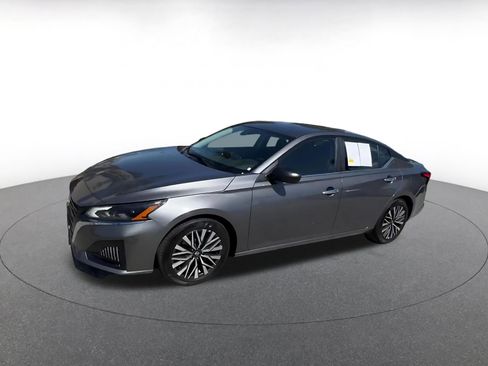 Used 2025 Nissan Altima 2.5 SV FWD image 8