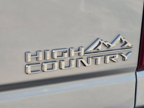 Used 2022 Chevrolet Silverado 2500 High Country w/ Technology Package AWD/4WD image 23
