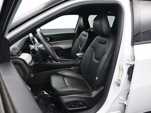 Used 2025 Jeep Compass Limited image 26