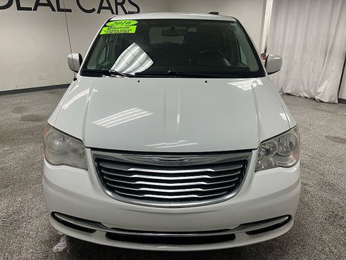 Used 2016 Chrysler Town & Country Touring image 2