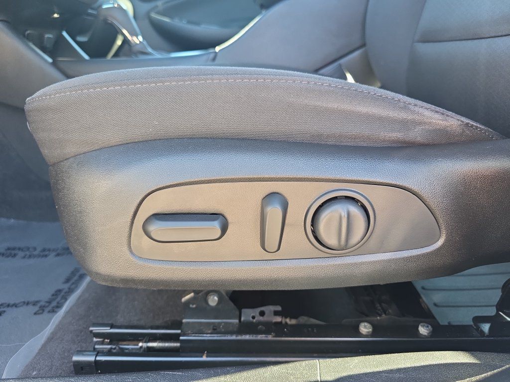 Used 2017 Chevrolet Malibu LT FWD image 27