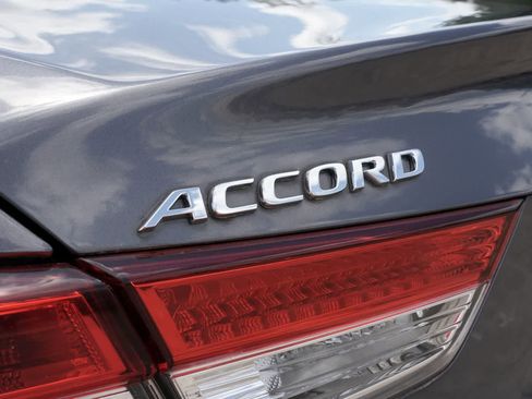 Used 2018 Honda Accord EX image 19