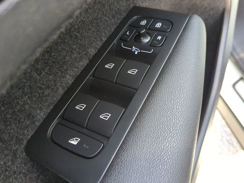 Used 2023 Volvo XC40 B5 Plus image 47