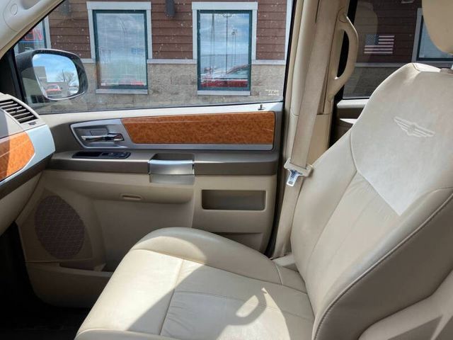Used 2009 Chrysler Town & Country Limited w/ Entertainment Group #3 FWD image 17