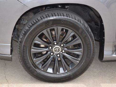 Used 2023 Lexus GX 460 Premium w/ Accessory Package AWD/4WD image 34