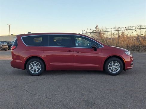 New 2026 Chrysler Pacifica Select image 2