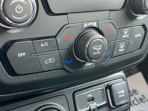 Used 2020 Jeep Renegade Latitude w/ Cold Weather Group AWD/4WD image 17