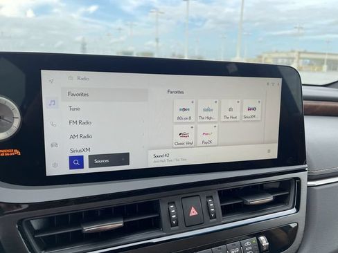 Used 2024 Lexus ES 300h w/ Premium Package FWD image 16