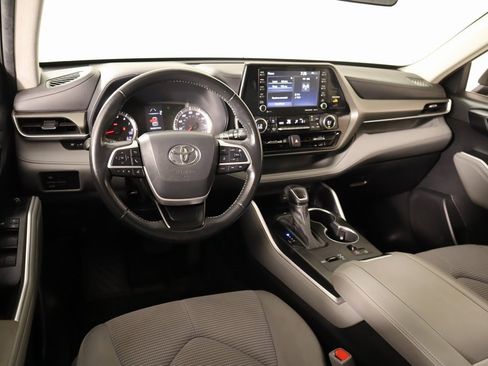 Used 2022 Toyota Highlander LE image 2