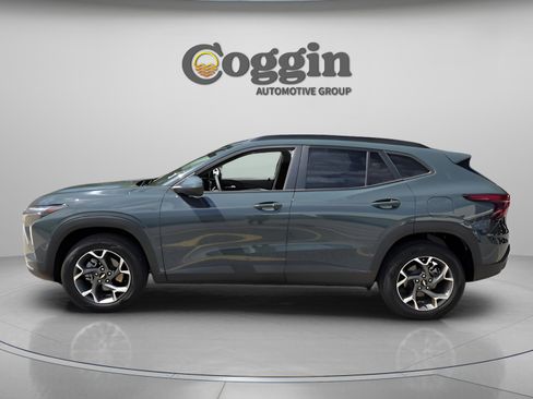 Used 2025 Chevrolet Trax LT w/ Driver Confidence Package FWD image 2