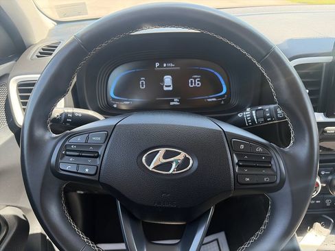 Used 2025 Hyundai Venue Limited FWD image 15