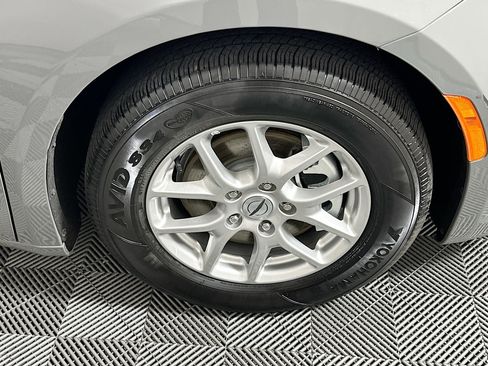 Used 2025 Chrysler Pacifica Select image 11